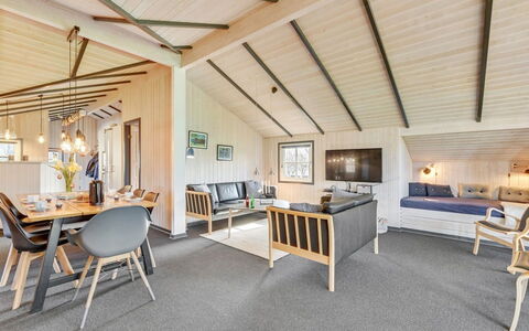 Martina - 560M to the Fjord: Meubilair, Interieur Ontwerp, Flooring, Hout, Verdieping, Plafond, Houten Vloer, Stoel, Tafel, Verlichting