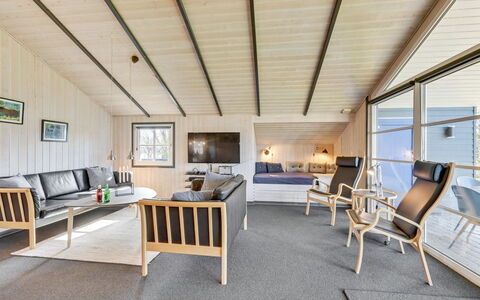Martina - 560M to the Fjord: Meubilair, Interieur Ontwerp, Flooring, Hout, Verdieping, Plafond, Houten Vloer, Stoel, Tafel, Verlichting