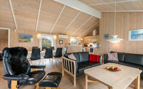 Tinka - 1.2Km to the Fjord: Meubilair, Interieur Ontwerp, Flooring, Hout, Verdieping, Plafond, Houten Vloer, Stoel, Tafel, Verlichting
