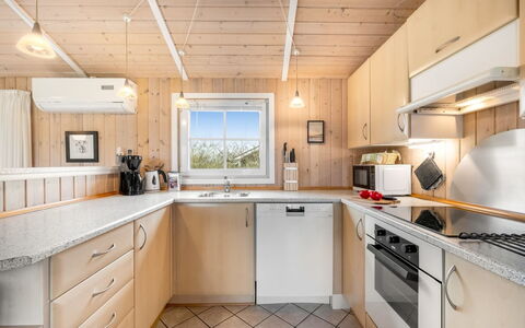 Tinka - 1.2Km to the Fjord: Meubilair, Interieur Ontwerp, Flooring, Hout, Verdieping, Plafond, Houten Vloer, Stoel, Tafel, Verlichting