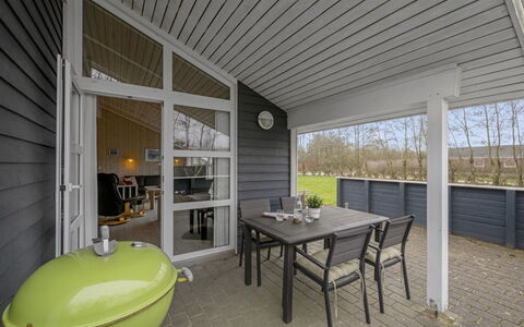 Tinka - 1.2Km to the Fjord: Meubilair, Interieur Ontwerp, Flooring, Hout, Verdieping, Plafond, Houten Vloer, Stoel, Tafel, Verlichting