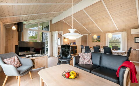 Tinka - 1.2Km to the Fjord: Meubilair, Interieur Ontwerp, Flooring, Hout, Verdieping, Plafond, Houten Vloer, Stoel, Tafel, Verlichting