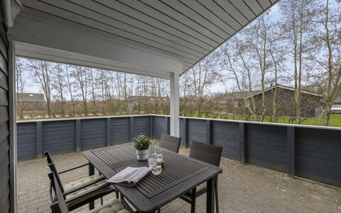Tinka - 1.2Km to the Fjord: Meubilair, Interieur Ontwerp, Flooring, Hout, Verdieping, Plafond, Houten Vloer, Stoel, Tafel, Verlichting