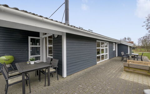 Tinka - 1.2Km to the Fjord: Meubilair, Interieur Ontwerp, Flooring, Hout, Verdieping, Plafond, Houten Vloer, Stoel, Tafel, Verlichting