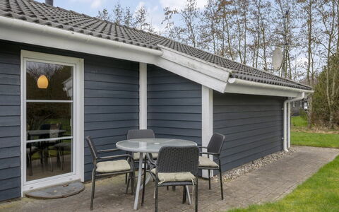 Tinka - 1.2Km to the Fjord: Meubilair, Interieur Ontwerp, Flooring, Hout, Verdieping, Plafond, Houten Vloer, Stoel, Tafel, Verlichting