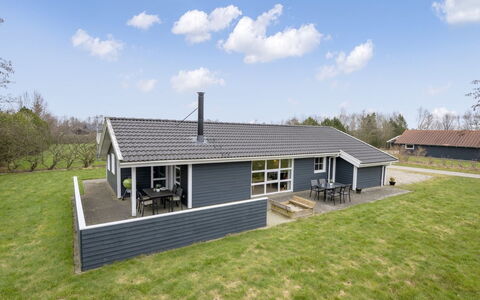 Tinka - 1.2Km to the Fjord: Meubilair, Interieur Ontwerp, Flooring, Hout, Verdieping, Plafond, Houten Vloer, Stoel, Tafel, Verlichting