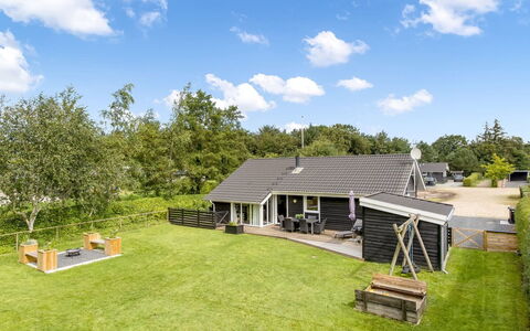 Gretje - 650M to the Fjord: Huis, Dak, Huis, Verblijf, Landgoed, Gazon, Boerderij, Tuin, Schaduw, Garden Gebouwen