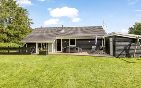Gretje - 650M to the Fjord: Huis, Dak, Huis, Verblijf, Schaduw, Gazon, Tuin, Landgoed, Landscaping, Boerderij