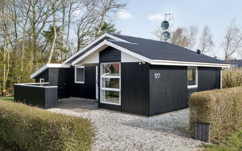Marten - 1.2Km to the Fjord: Meubilair, Interieur Ontwerp, Flooring, Hout, Verdieping, Plafond, Houten Vloer, Stoel, Tafel, Verlichting