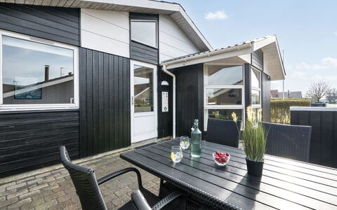 Marten - 1.2Km to the Fjord: Meubilair, Interieur Ontwerp, Flooring, Hout, Verdieping, Plafond, Houten Vloer, Stoel, Tafel, Verlichting