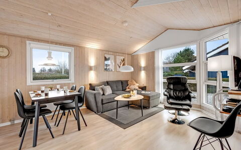 Marten - 1.2Km to the Fjord: Meubilair, Interieur Ontwerp, Flooring, Hout, Verdieping, Plafond, Houten Vloer, Stoel, Tafel, Verlichting