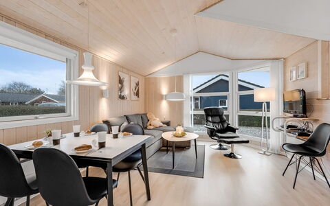 Marten - 1.2Km to the Fjord: Meubilair, Interieur Ontwerp, Flooring, Hout, Verdieping, Plafond, Houten Vloer, Stoel, Tafel, Verlichting