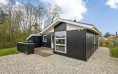 Marten - 1.2Km to the Fjord: Meubilair, Interieur Ontwerp, Flooring, Hout, Verdieping, Plafond, Houten Vloer, Stoel, Tafel, Verlichting
