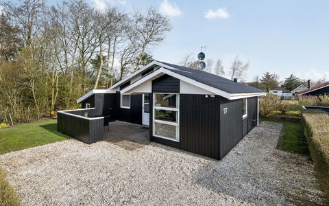 Marten - 1.2Km to the Fjord: Meubilair, Interieur Ontwerp, Flooring, Hout, Verdieping, Plafond, Houten Vloer, Stoel, Tafel, Verlichting