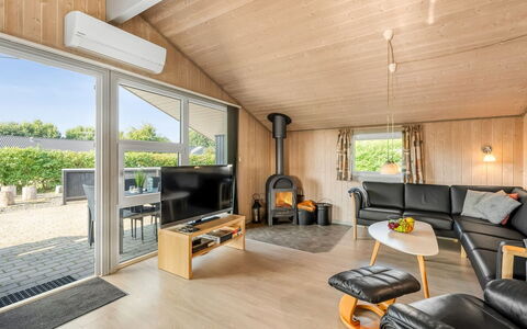 Robertha - 800M to the Fjord: Flooring, Interieur Ontwerp, Verdieping, Plafond, Bankstel, Woonkamer, Kamer, Houten Vloer, Hardwood