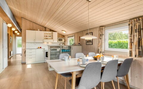 Robertha - 800M to the Fjord: Hout, Interieur Ontwerp, Plafond, Flooring, Keuken En Eettafel, Huis, Verdieping, Houten Vloer, Hardwood, Eetkamer