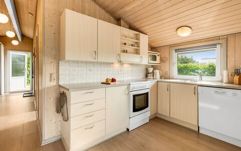 Robertha - 800M to the Fjord: Hout, Flooring, Interieur Ontwerp, Verdieping, Plafond, Keuken, Toestel Van De Keuken, Countertop, Huis, Major Appliance