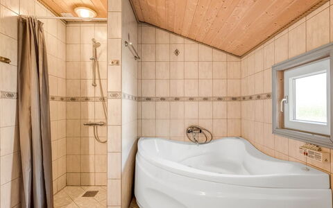 Robertha - 800M to the Fjord: Loodgieterswerkinrichting, Badkamer, Bad, Flooring, Interieur Ontwerp, Verdieping, Hout, Kraan, Loodgieter, Plafond