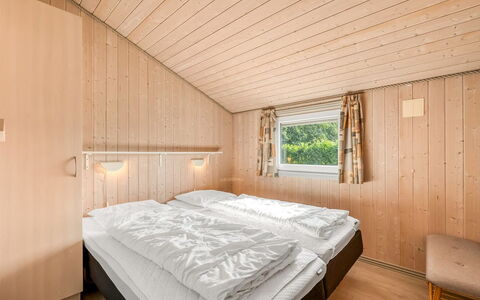 Robertha - 800M to the Fjord: Hout, Huis, Beits, Hardwood, Slaapkamer, Plank, Ontwerp, Bed, Blokhut
