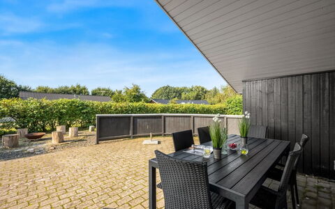 Robertha - 800M to the Fjord: Huis, Schaduw, Meubilair, Tuin, Landscaping, Stoel, Hardwood, Landgoed, Werf, Patio