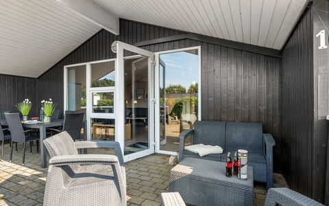 Robertha - 800M to the Fjord: Huis, Deur, Verblijf, Siding, Hardwood, Schaduw, Landgoed, Veranda, Stoel, Dek