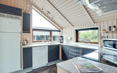 Chermeine - 1.2Km to the Fjord: Hout, Plafond, Huis, Keuken, Countertop, Verblijf, Hardwood, Cabinetry, Beits, Toestel Van De Keuken
