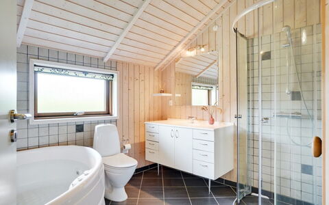 Chermeine - 1.2Km to the Fjord: Loodgieterswerkinrichting, Hout, Plafond, Interieur Ontwerp, Flooring, Loodgieter, Verdieping, Kraan, Wastafel, Badkamer