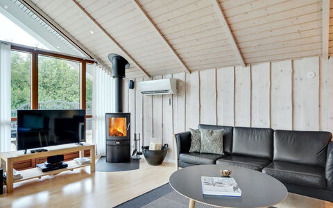 Chermeine - 1.2Km to the Fjord: Flooring, Hout, Interieur Ontwerp, Verdieping, Meubilair, Plafond, Huis, Woonkamer, Kamer, Houten Vloer