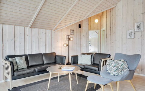 Chermeine - 1.2Km to the Fjord: Hout, Flooring, Interieur Ontwerp, Meubilair, Verdieping, Woonkamer, Plafond, Huis, Houten Vloer, Bankstel