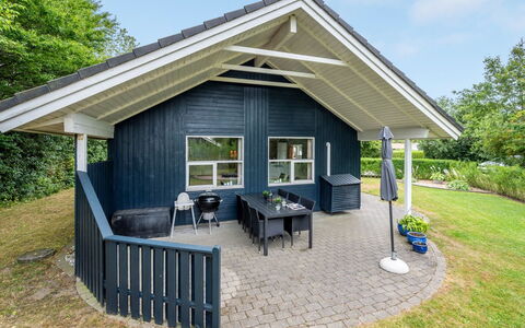 Herlugh - 1Km to the Fjord: Verblijf, Dak, Huis, Siding, Landgoed, Schaduw, Garden Gebouwen, Werf, Veranda, Hardwood
