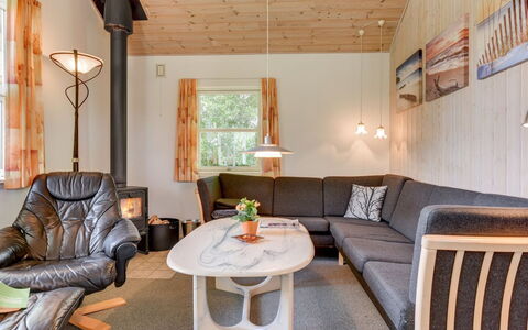 Herlugh - 1Km to the Fjord: Meubilair, Hout, Interieur Ontwerp, Flooring, Verdieping, Woonkamer, Plafond, Verlichting, Bankstel, Lichte Inrichting