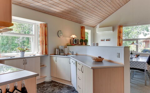 Herlugh - 1Km to the Fjord: Interieur Ontwerp, Countertop, Flooring, Meubilair, Plafond, Keuken, Hout, Cabinetry, Lichte Inrichting, Verdieping