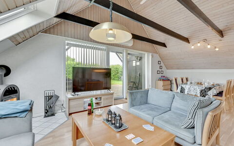 Earline - 900M to the Fjord: Interieur Ontwerp, Hout, Plafond, Meubilair, Flooring, Bankstel, Huis, Woonkamer, Verlichting, Kamer