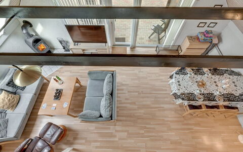 Earline - 900M to the Fjord: Meubilair, Interieur Ontwerp, Flooring, Bankstel, Hout, Verdieping, Plafond, Appartement, Houten Vloer, Woonkamer