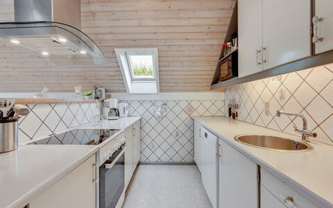 Earline - 900M to the Fjord: Hout, Flooring, Keuken, Interieur Ontwerp, Plafond, Verdieping, Countertop, Huis, Lichte Inrichting, Tegel