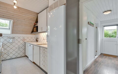 Earline - 900M to the Fjord: Hout, Flooring, Plafond, Verdieping, Interieur Ontwerp, Huis, Major Appliance, Houten Vloer, Kamer, Keuken