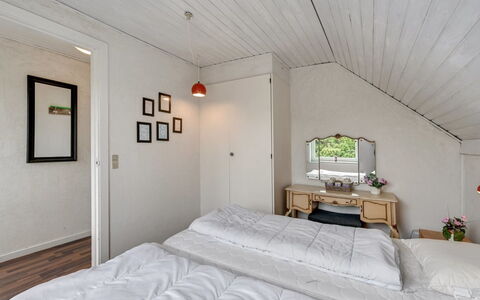 Earline - 900M to the Fjord: Meubilair, Muur, Interieur Ontwerp, Slaapkamer, Bed, Hout, Plafond, Verdieping, Flooring, Laken