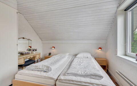 Earline - 900M to the Fjord: Hout, Slaapkamer, Plafond, Bed, Interieur Ontwerp, Bed Frame, Bedding, Verdieping, Laken, Kamer