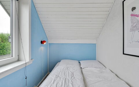 Earline - 900M to the Fjord: Muur, Slaapkamer, Plafond, Interieur Ontwerp, Bed, Verdieping, Laken, Bedding, Flooring, Linens