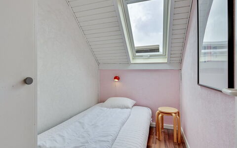 Earline - 900M to the Fjord: Muur, Slaapkamer, Verdieping, Bed, Flooring, Interieur Ontwerp, Laken, Plafond, Bedding, Linens
