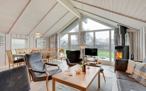 Clarina - 800M to the Fjord: Hout, Plafond, Interieur Ontwerp, Huis, Meubilair, Verblijf, Woonkamer, Kamer, Stoel, Hardwood