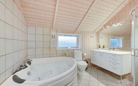 Clarina - 800M to the Fjord: Loodgieterswerkinrichting, Plafond, Interieur Ontwerp, Flooring, Verdieping, Loodgieter, Huis, Kraan, Kamer, Badkamer