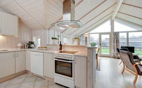 Clarina - 800M to the Fjord: Plafond, Hout, Keuken, Interieur Ontwerp, Meubilair, Countertop, Cabinetry, Flooring, Huis, Lichte Inrichting