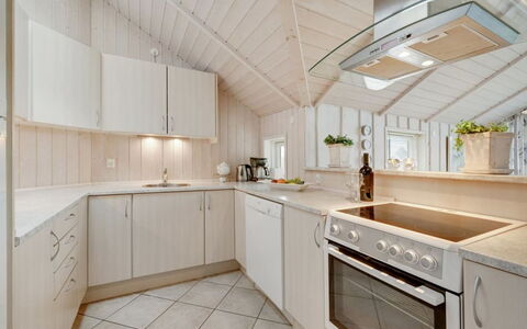 Clarina - 800M to the Fjord: Keuken, Interieur Ontwerp, Hout, Flooring, Plafond, Countertop, Toestel Van De Keuken, Verdieping, Cabinetry, Meubilair