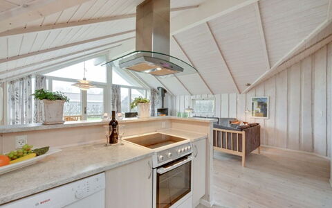 Clarina - 800M to the Fjord: Hout, Flooring, Plafond, Interieur Ontwerp, Keuken, Verdieping, Meubilair, Lichte Inrichting, Countertop, Huis
