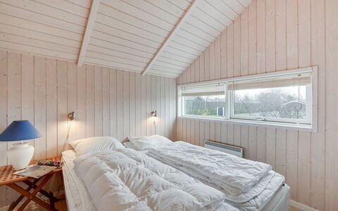 Clarina - 800M to the Fjord: Hout, Slaapkamer, Plafond, Huis, Bedding, Bed, Laken, Hardwood, Plank, Beits