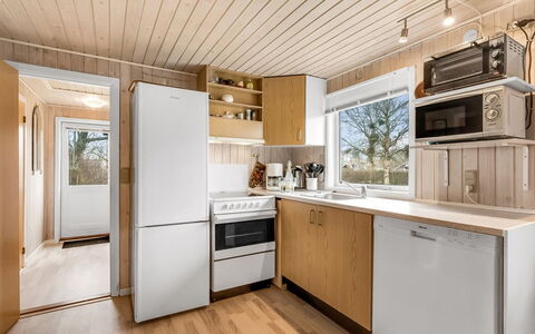 Hoghni - 850M to the Fjord: Hout, Flooring, Keuken, Major Appliance, Toestel Van De Keuken, Countertop, Interieur Ontwerp, Verdieping, Plafond, Cabinetry