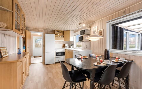 Hoghni - 850M to the Fjord: Hout, Hardwood, Beits, Plafond, Keuken, Houten Vloer, Countertop, Keuken En Eettafel, Plank