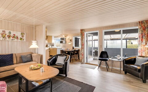 Hoghni - 850M to the Fjord: Hout, Meubilair, Interieur Ontwerp, Plafond, Stoel, Hardwood, Beits, Keuken En Eettafel, Koffietafel, Woonkamer
