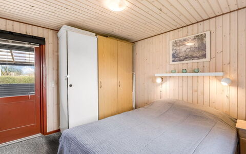 Hoghni - 850M to the Fjord: Hout, Verdieping, Slaapkamer, Flooring, Interieur Ontwerp, Bed, Plafond, Laken, Bed Frame, Beits